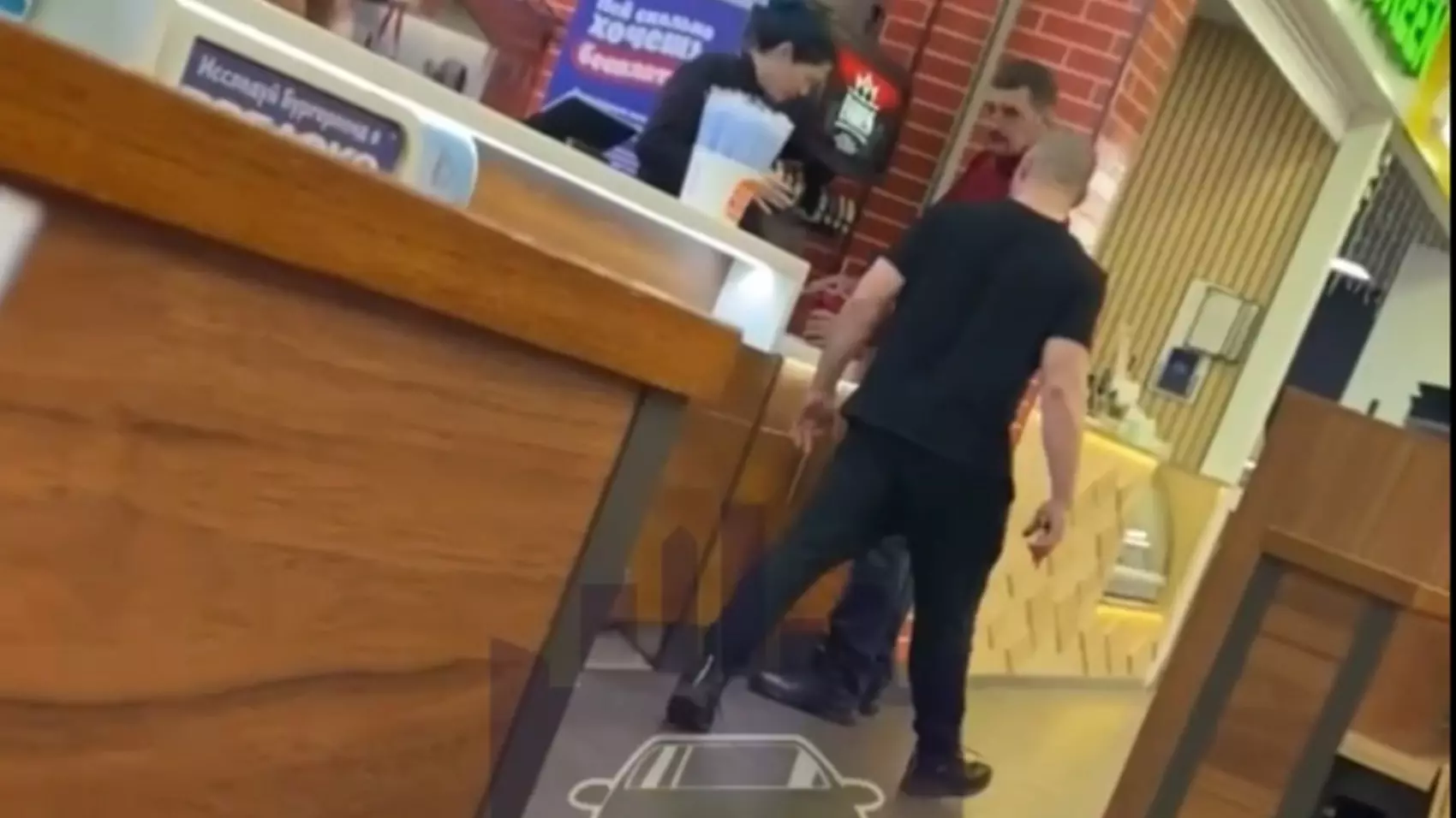 В Красноярске мужчина обматерил сотрудников «Бургер Кинга» и попал на видео