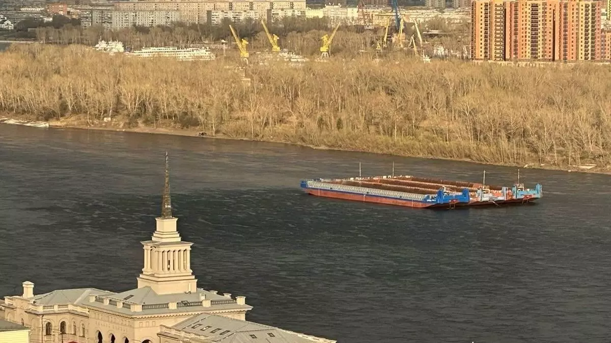 В Красноярске после столкновения лодки с баржей пропал человек