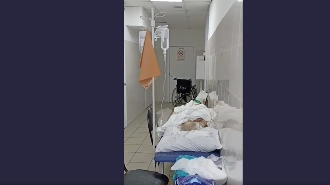 В красноярской больнице № 7 пациентов положили в коридоре