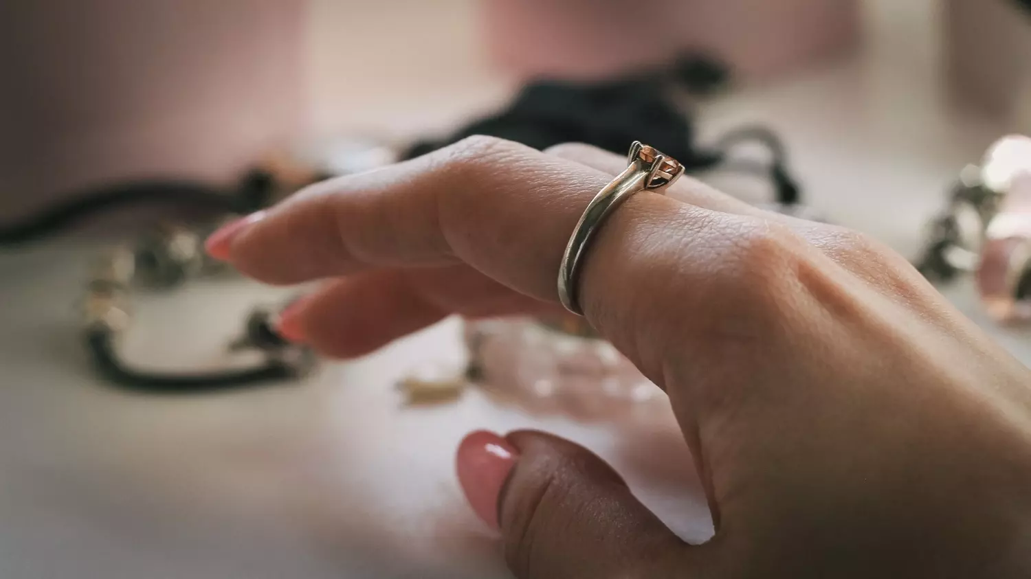 Если вы покупаете кольцо в подарок, лучше заранее узнать размер пальца