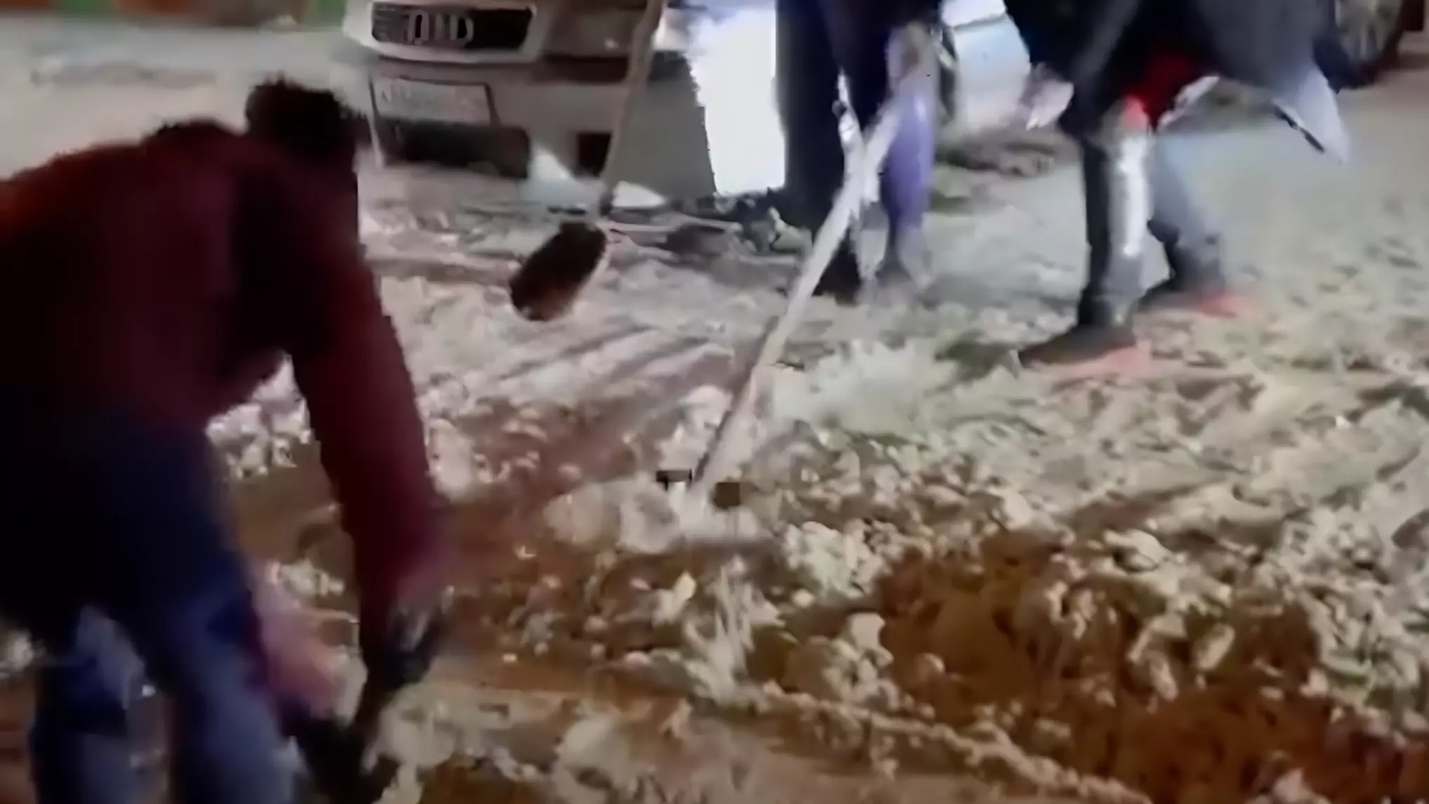 В Красноярске жители не дождались уборки своего двора и сами почистили снег