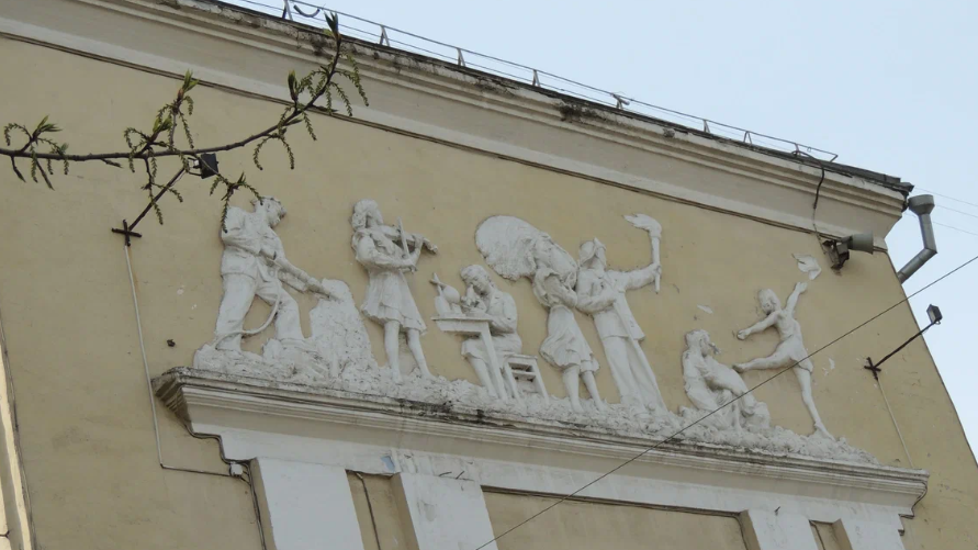 Красноярцы отстояли уникальный барельеф на школе, который власти хотели уничтожить
