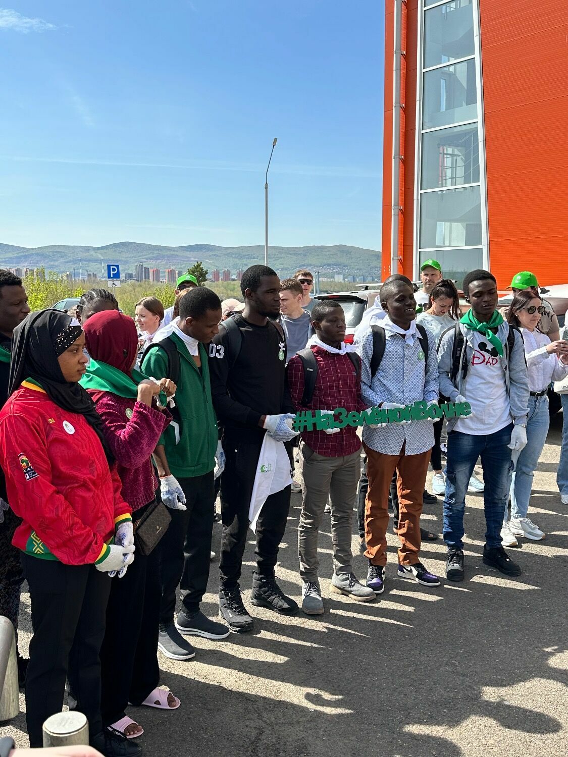 Студенты КрасГМУ участвуют в озеленении территории университета. Молодые люди внимательно прослушали инструктаж и по всем правилам высадили саженцы.