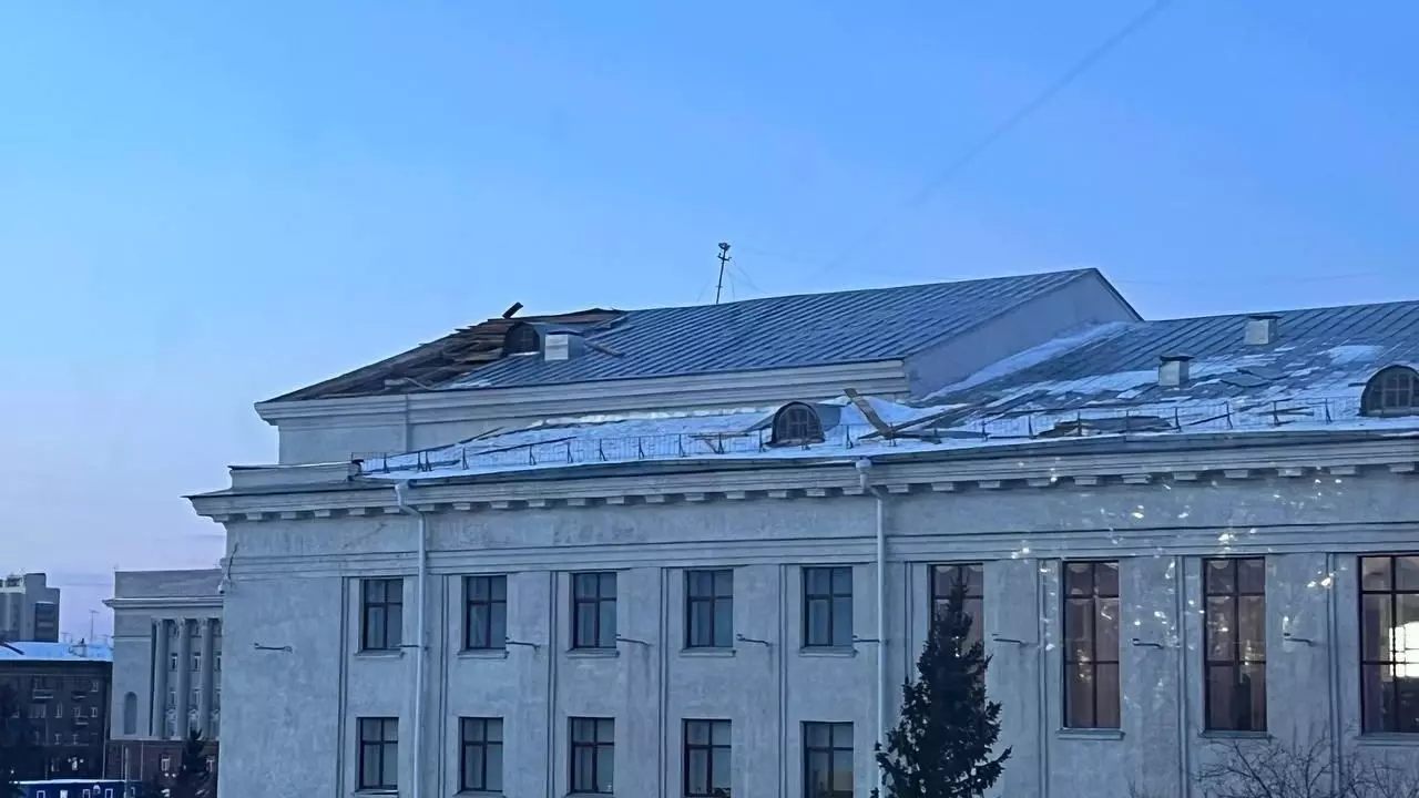 В Красноярске сильная метель снесла крышу краевой библиотеки
