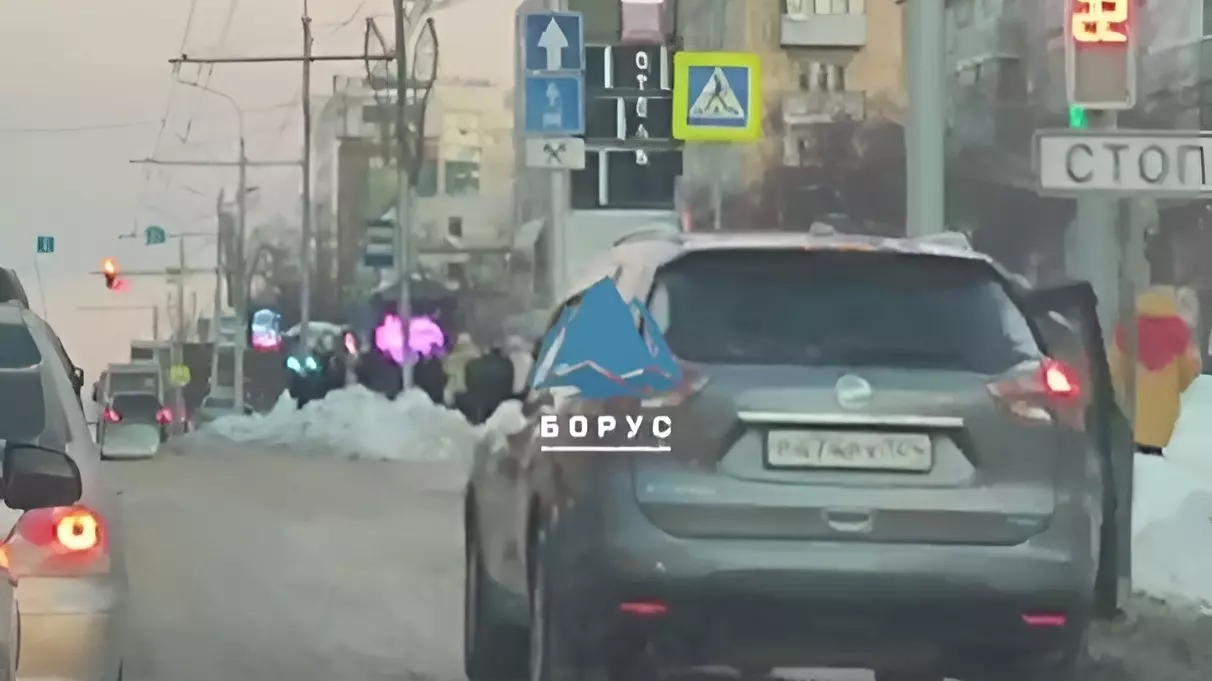 Женщину протащили на капоте авто в самом центре Красноярска