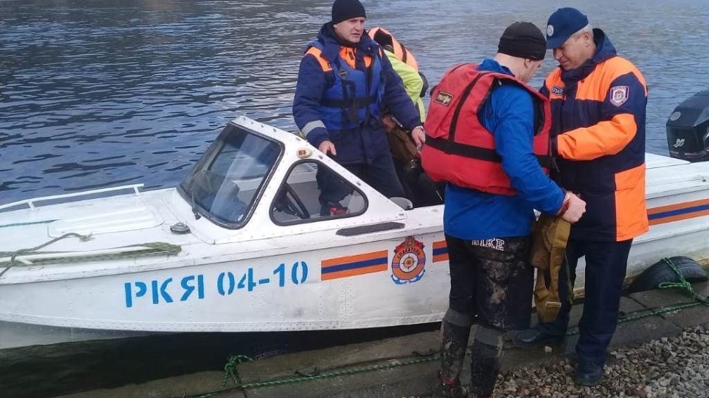 Красноярец застрял на острове посреди реки из-за уплывшей лодки