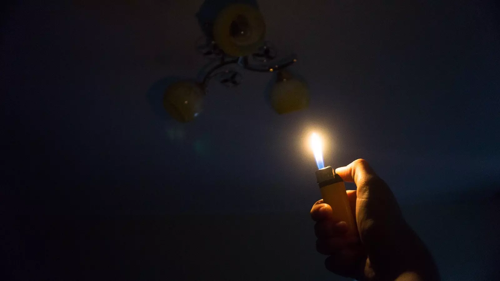 В Красноярске десятки домов на Взлетке снова остались без света