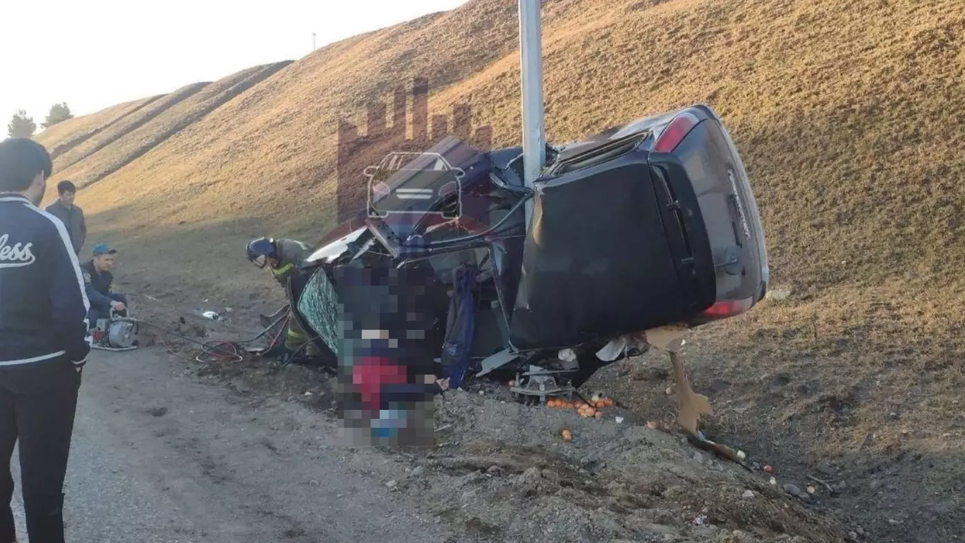 Непристегнутый водитель врезался в столб на трассе под Красноярском и погиб
