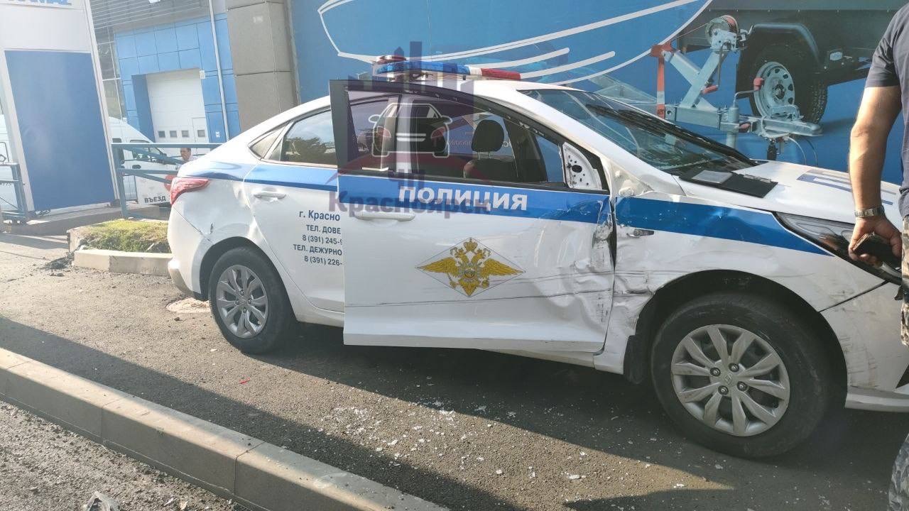В Красноярске сотрудники ГИБДД рассказали, как попали в ДТП