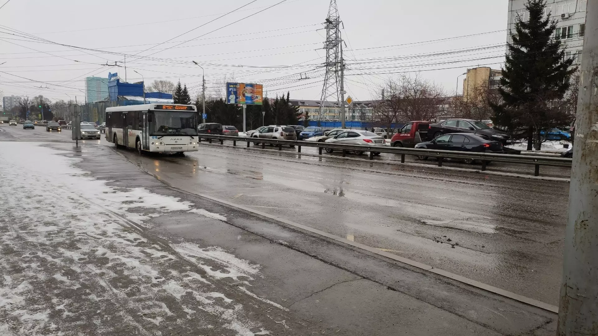 В Красноярске из автобуса высадили 13-летнюю школьницу. Она потеряла деньги на проезд