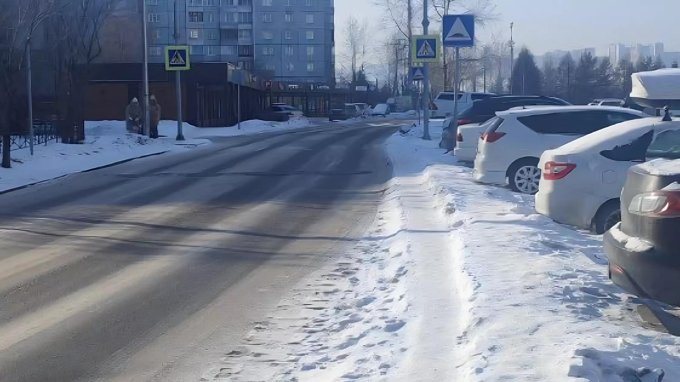 Красноярские дорожники объяснили, почему не могут очистить тротуары ото льда