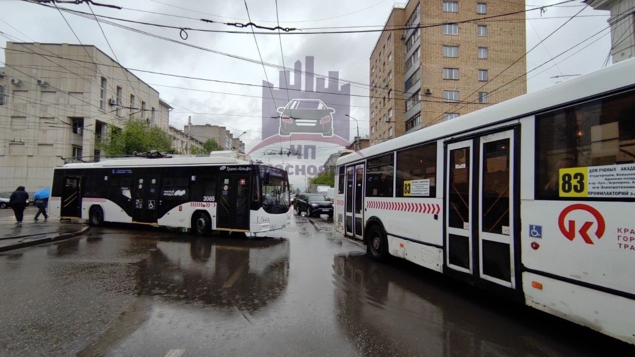 Автобус подрезал троллейбус в Красноярске и перекрыл три полосы