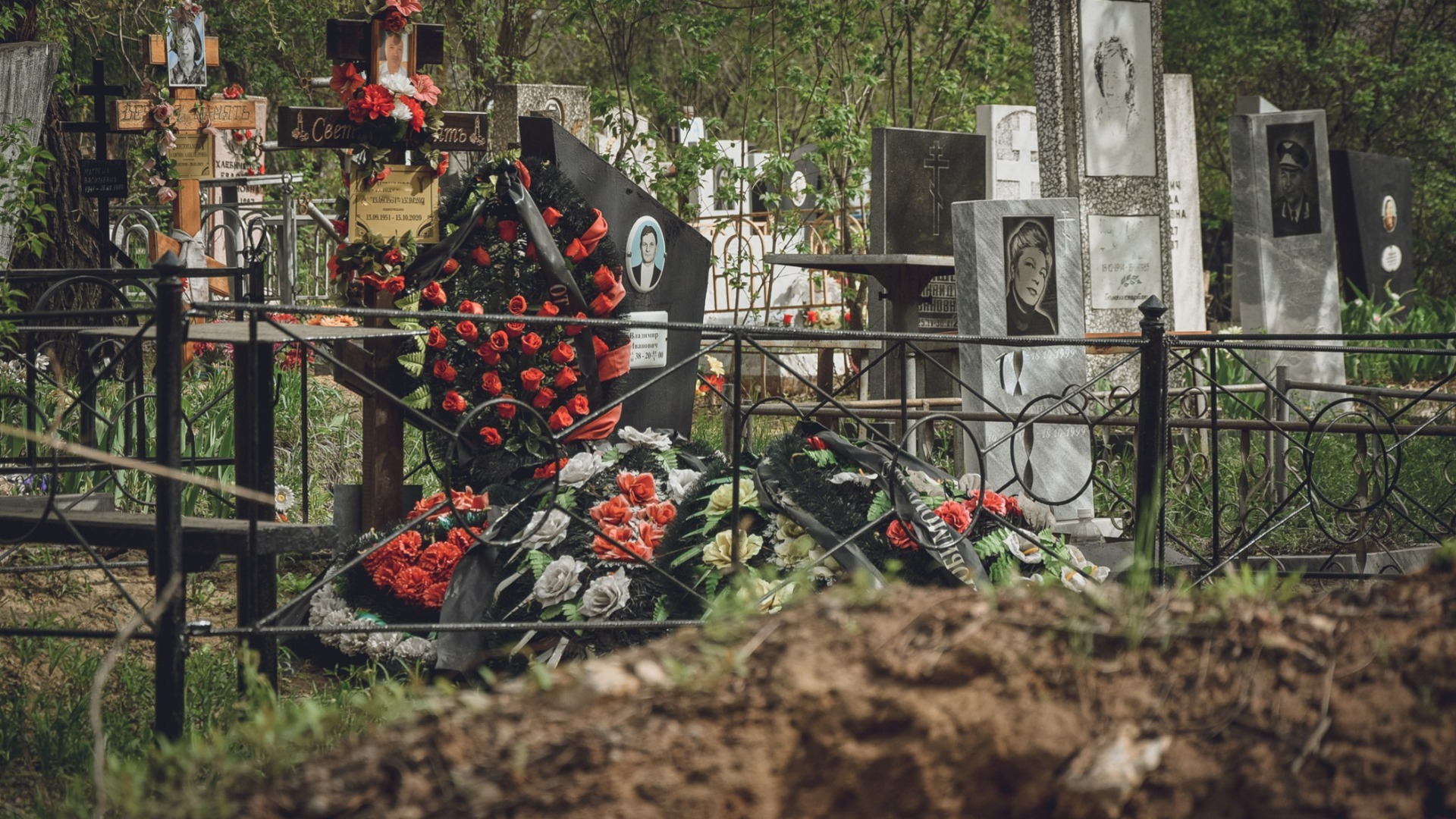 В Красноярском крае ритуальщики 2 часа не могли вместить гроб в могилу