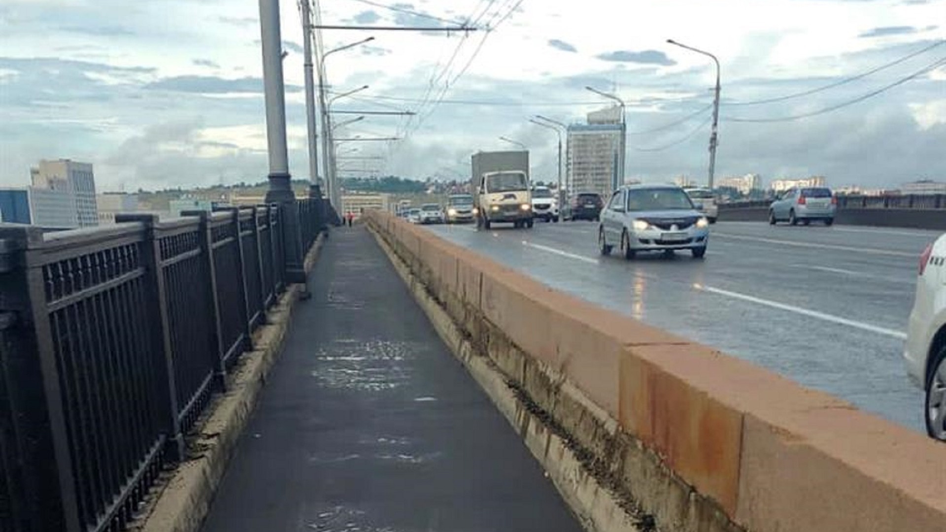 На Коммунальном мосту в Красноярске завершили ремонт тротуара на правый берег