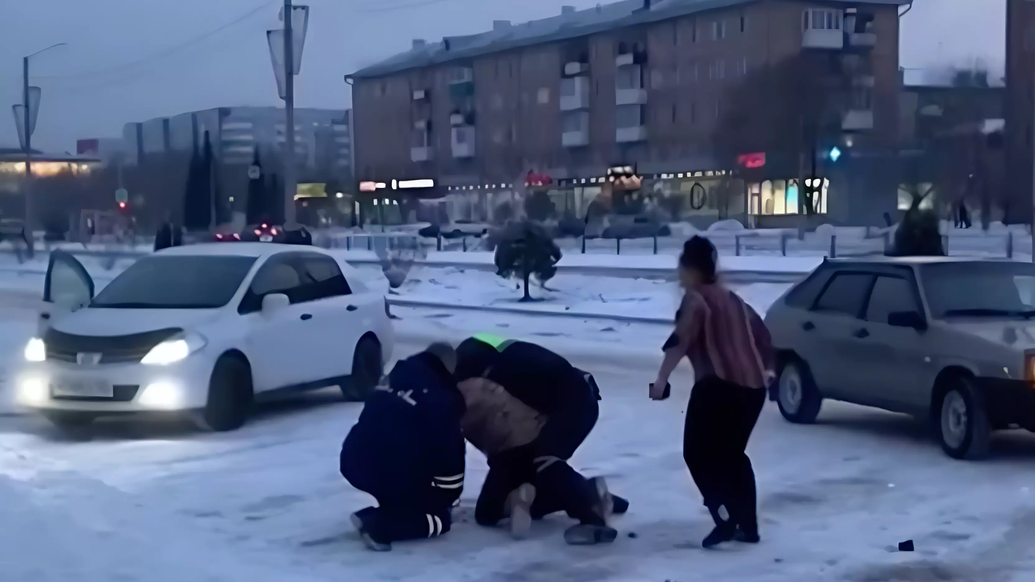 В центре Минусинска двое пьяных жителей напали на полицейских