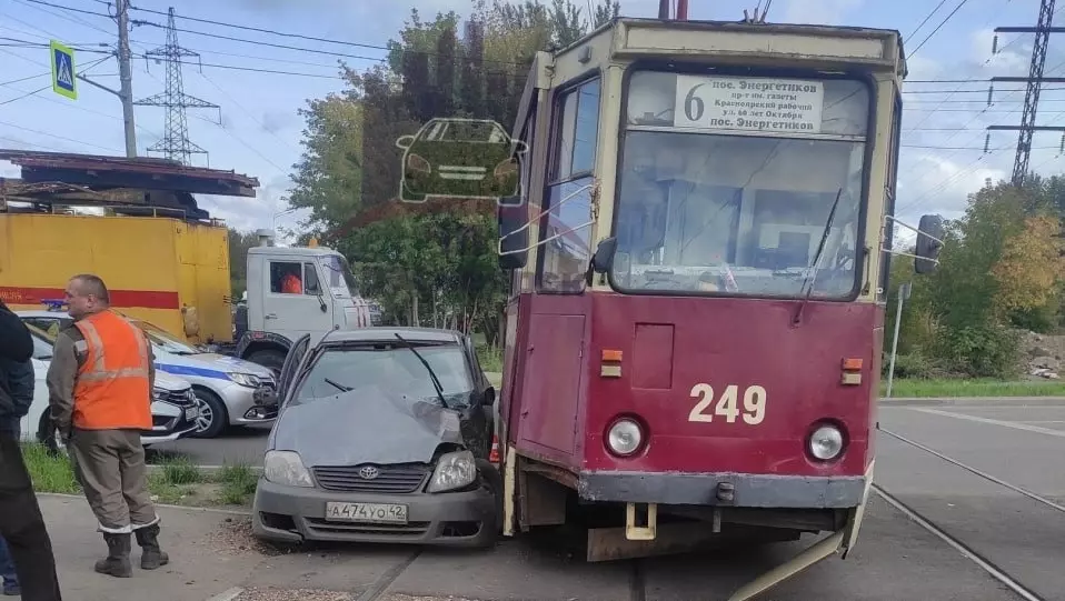 В Красноярске водитель машины снес с рельсов трамвай