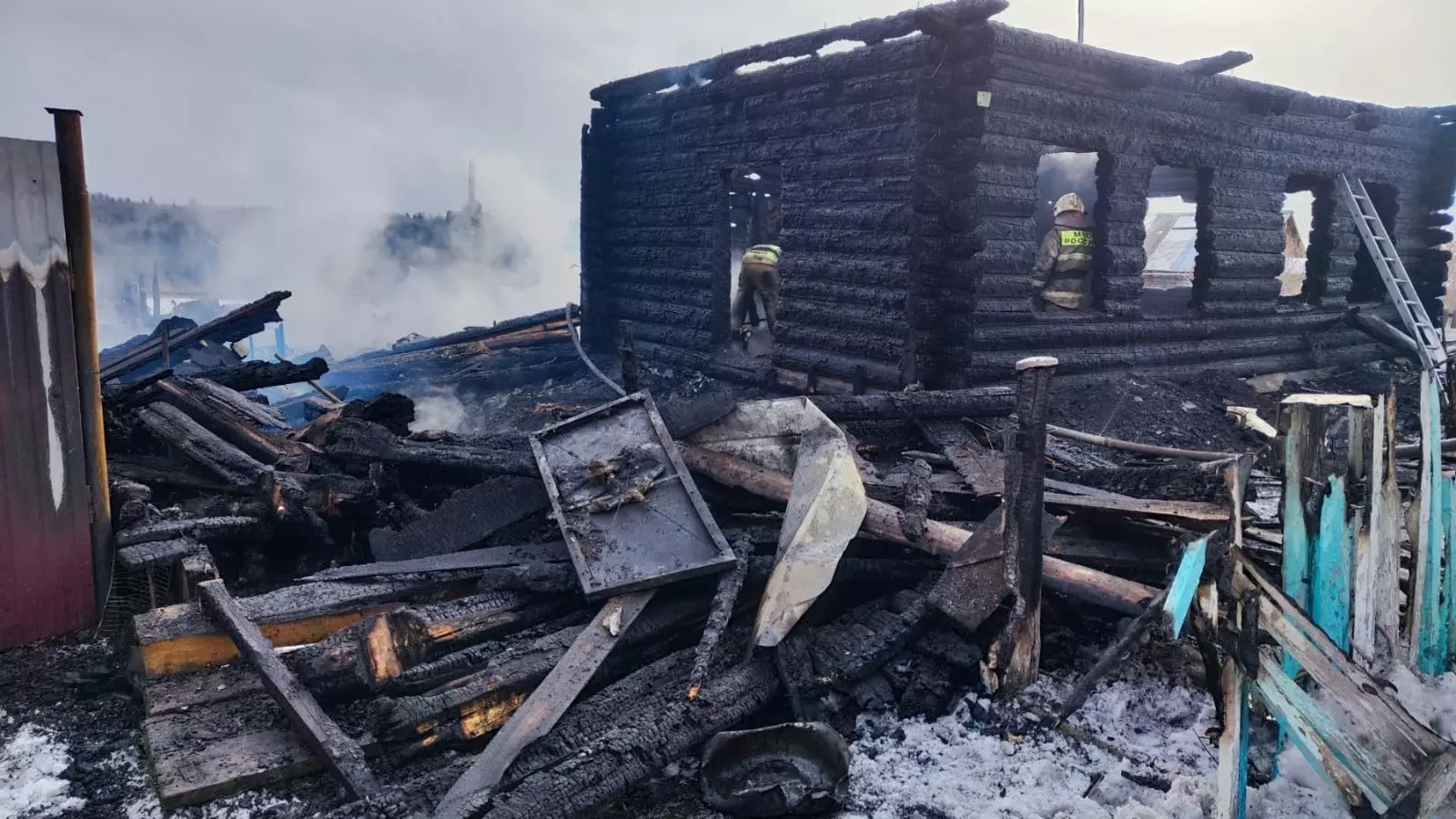 В Красноярском крае мать пыталась спасти детей из пожара, но погибла вместе с ними