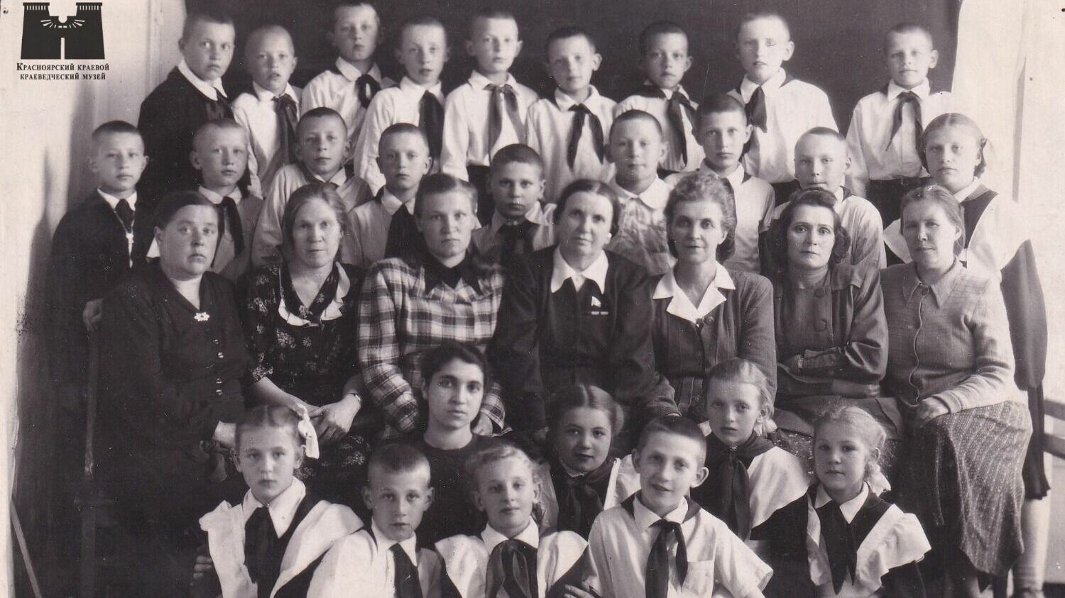 Учащиеся 4 класса и педагоги красноярской школы №1. Красноярск, 1953 год