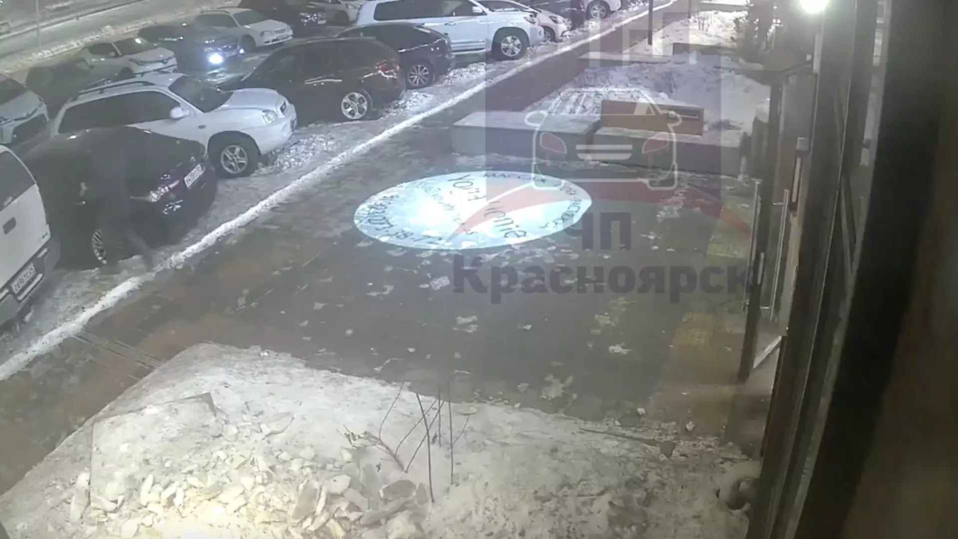В Красноярске девушка выпала из окна во время вечеринки в съемной квартире