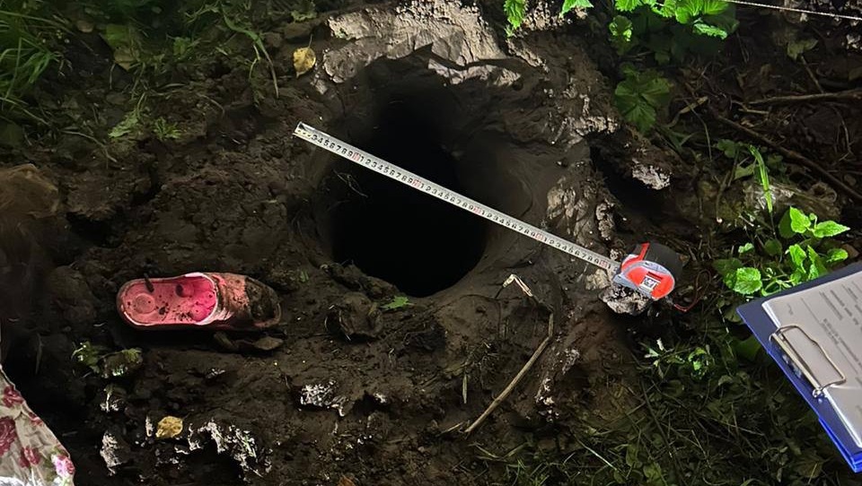 Пропавшая 8-летняя девочка упала в яму и задохнулась