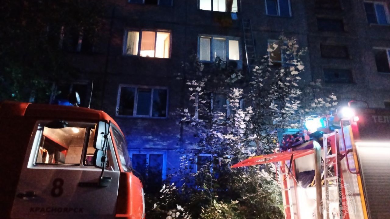 В Красноярске в пожаре на Бакинских комиссаров пострадал человек