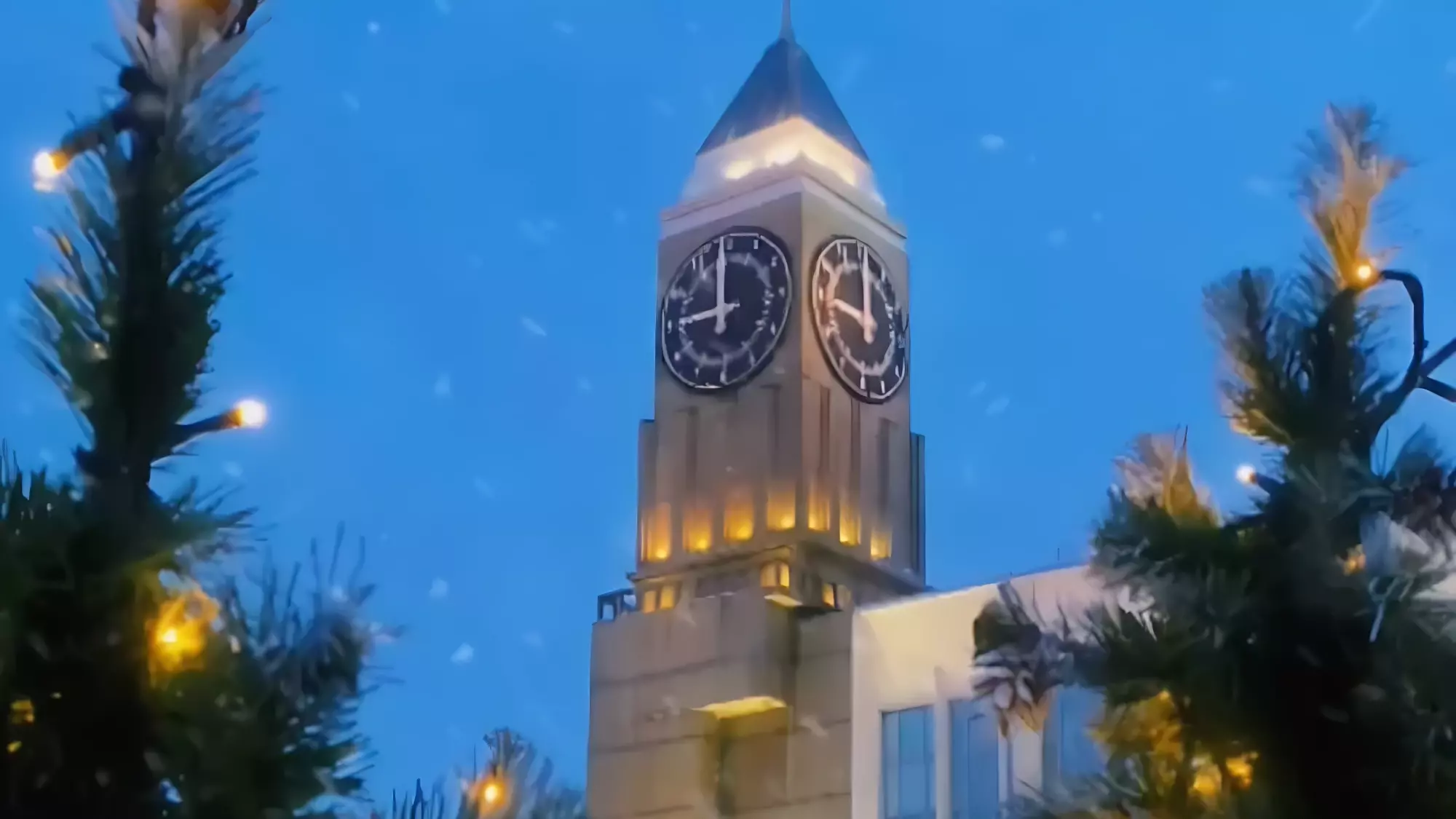Главные часы Красноярска исполняют новогодние мелодии