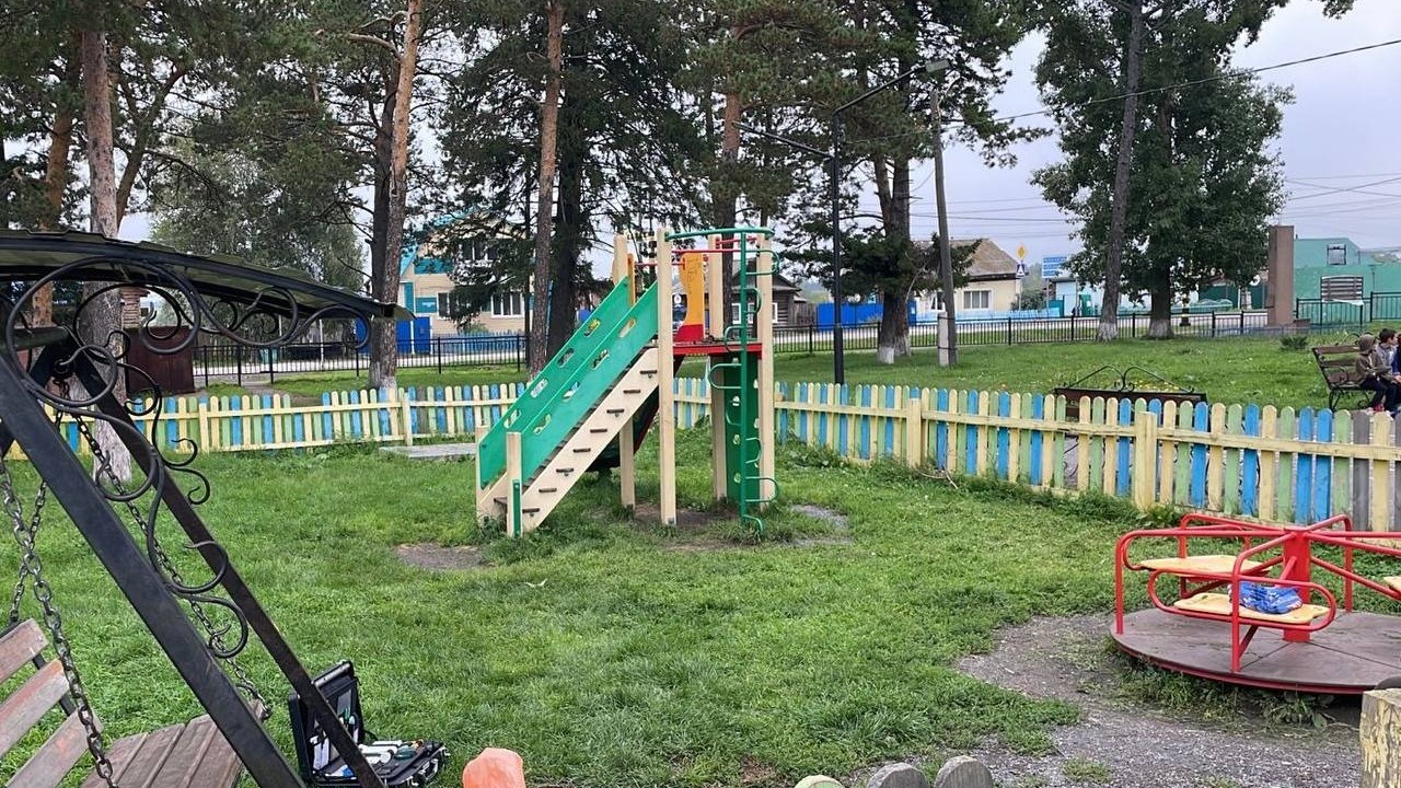 В Красноярском крае 9-летний мальчик случайно задушил себя на детской площадке