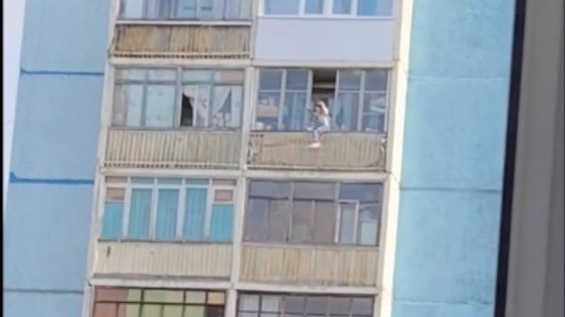 В Дудинке девочка решила посидеть на перилах балкона многоэтажки и напугала соседей