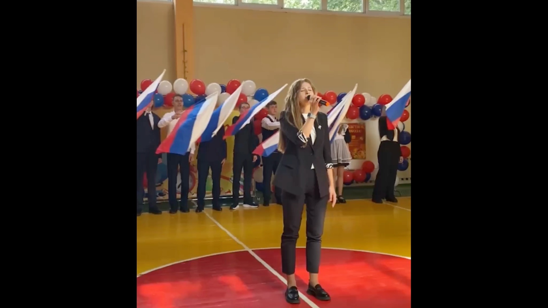 В красноярской школе на линейке исполнили песню певца Шамана