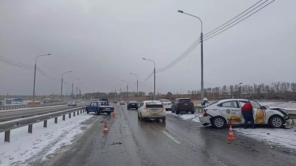 На трассе под Красноярском из-за снегопада произошла авария с четырьмя авто
