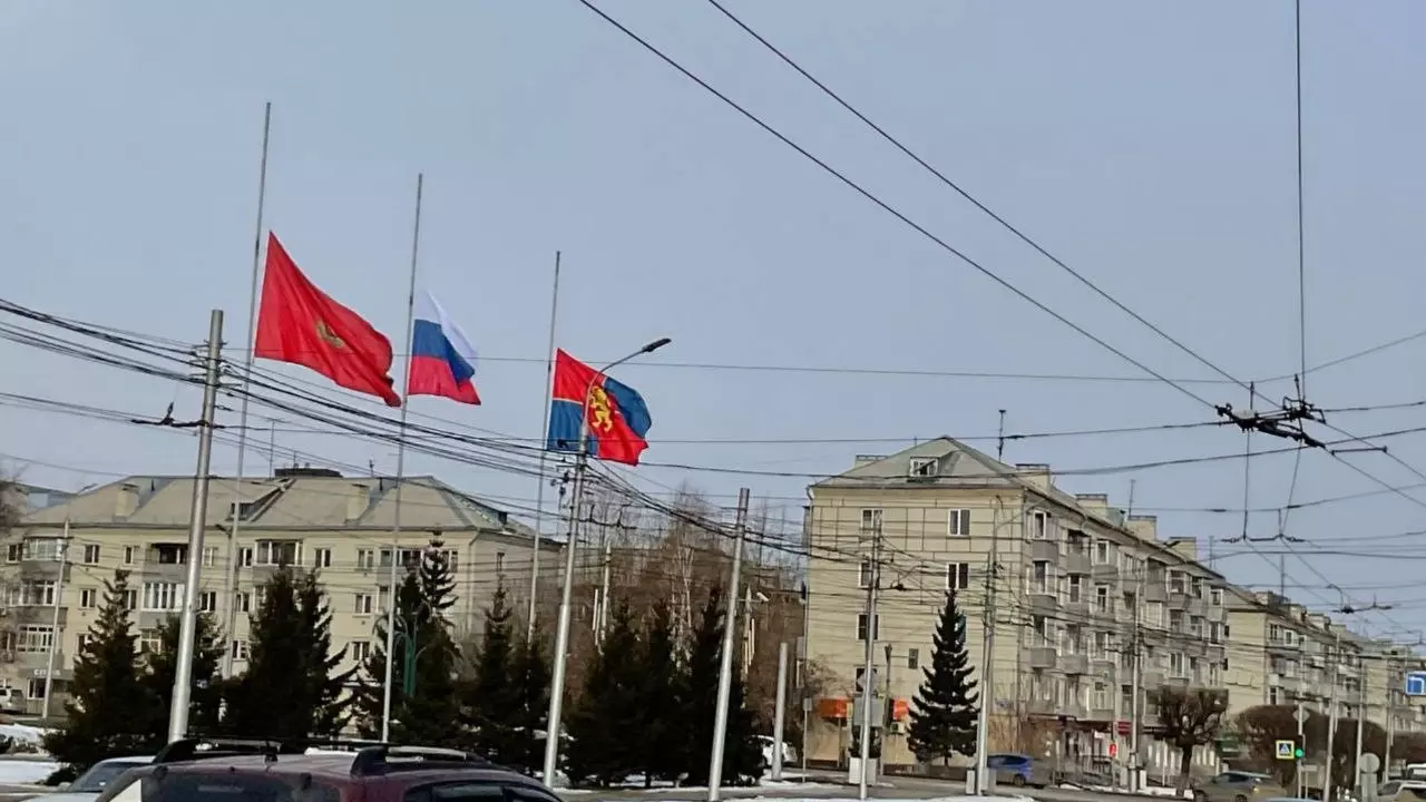 В Красноярске и крае приспустили флаги на время траура