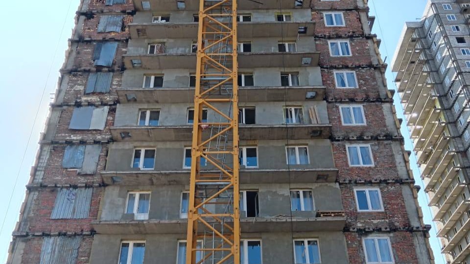 В Красноярске рабочий упал в шахту строящейся высотки и выжил