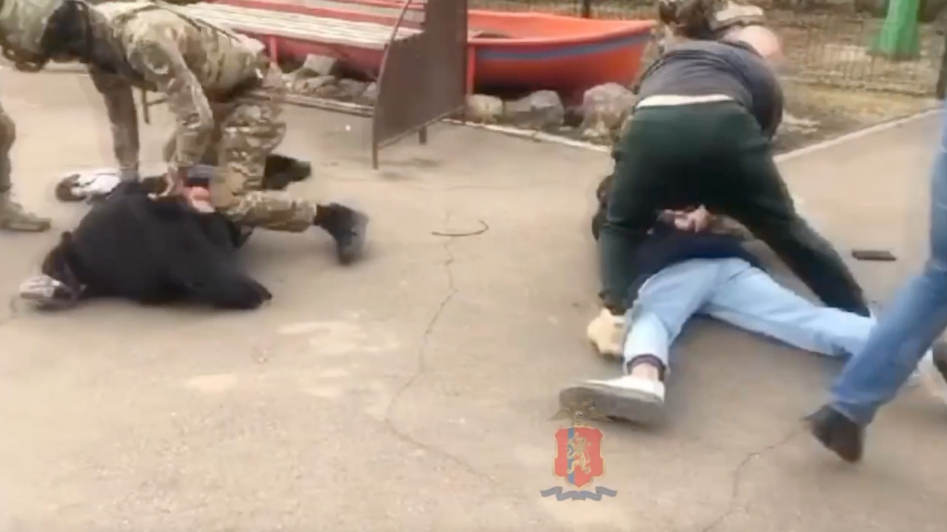 В Красноярске полицейские жестко задержали двух иностранцев-наркодилеров