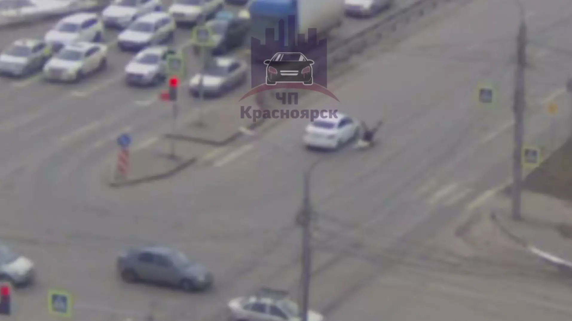 В Красноярске водитель сбил девушку на «зебре». Она пролетела несколько метров