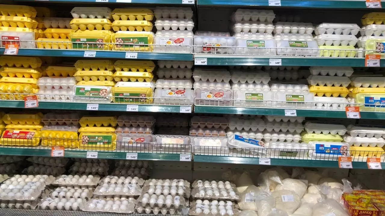 В красноярских магазинах назвали «временным» снижение цен на куриные яйца