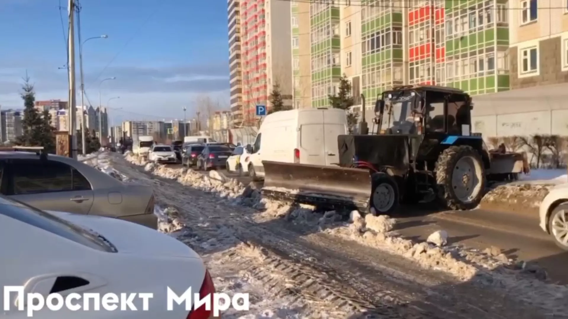 В Красноярске улица встала в пробку из-за уборки дороги