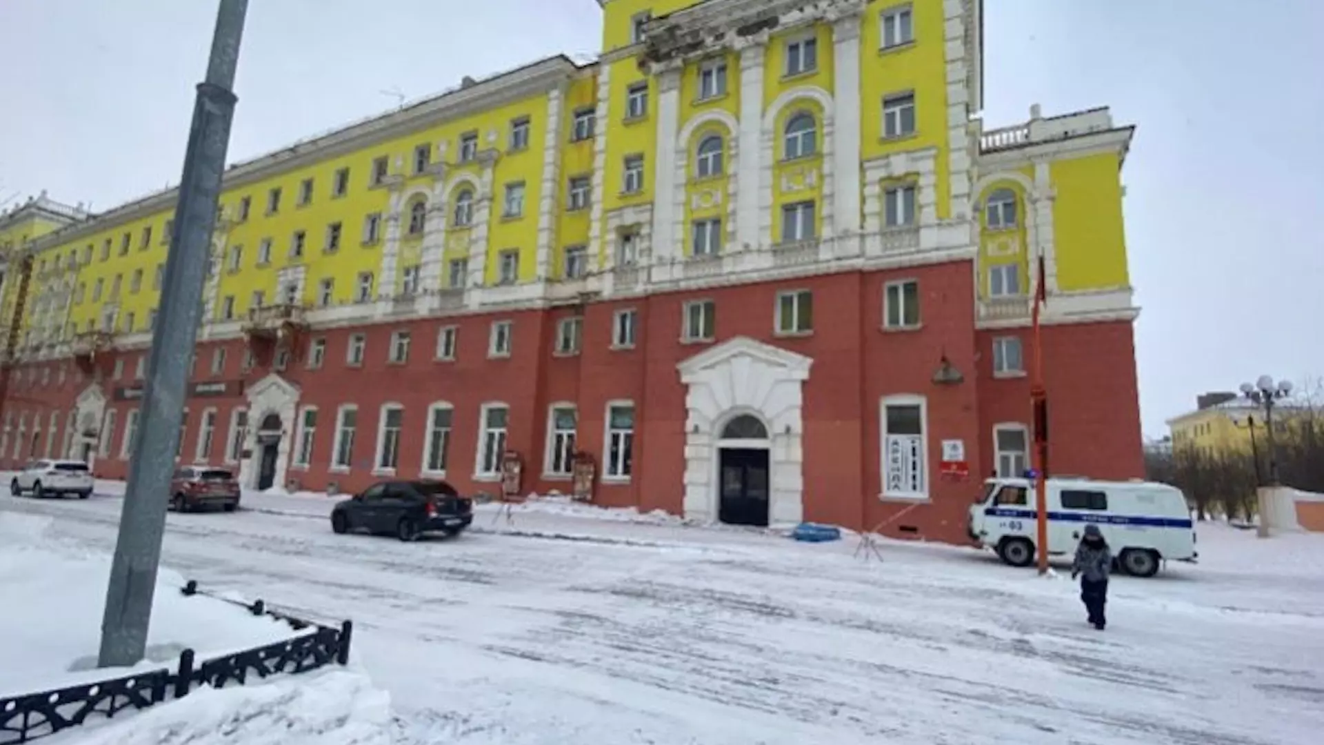 В Красноярском крае мужчина погиб, пока ремонтировал фасад дома