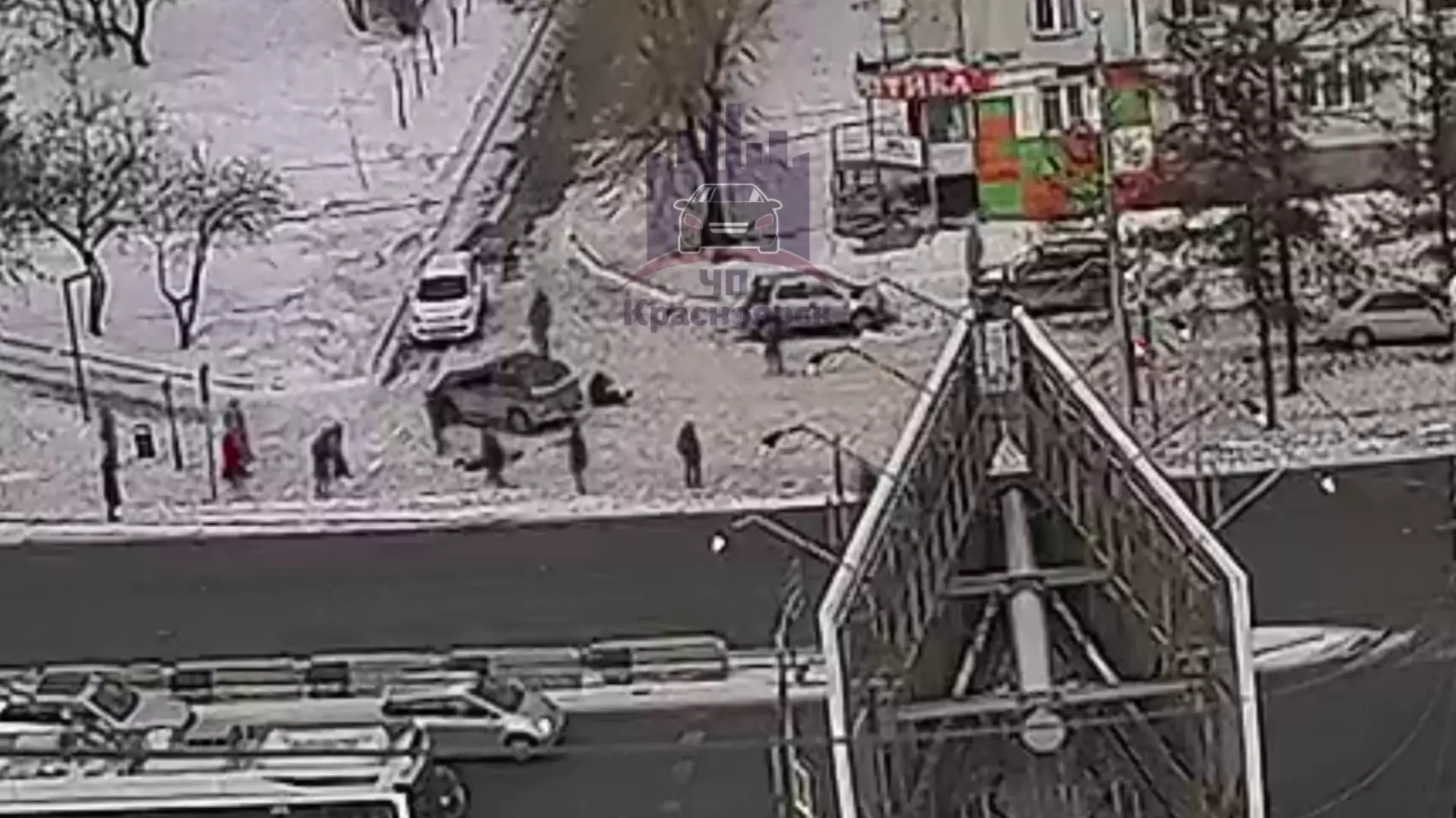В Красноярске невменяемый водитель в тапочках сбил двух девушек на тротуаре