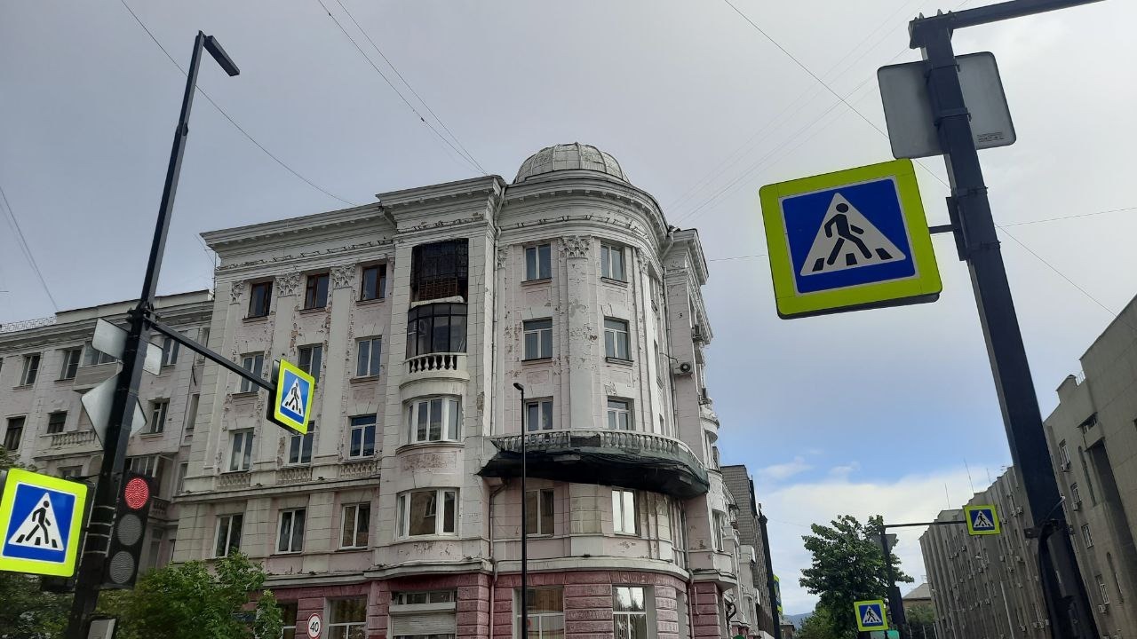 В Красноярске вместо реставрации фасада с исторического здания сняли штукатурку