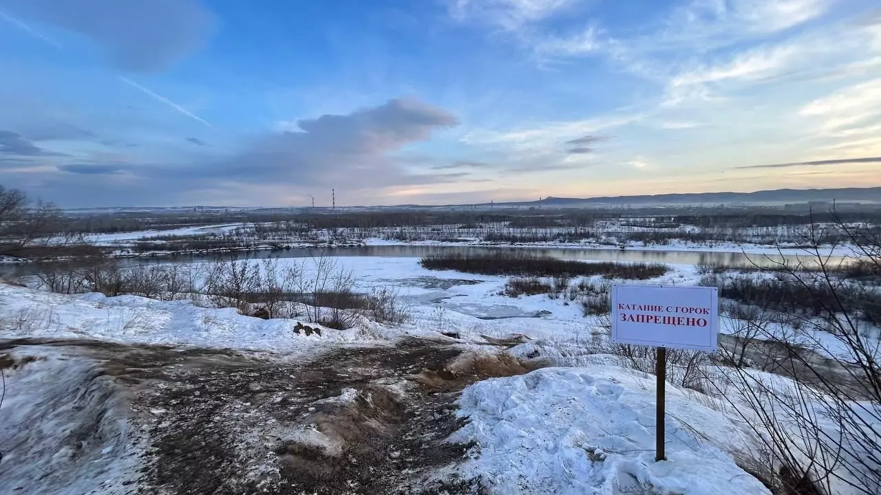 В Красноярске засыпали склон, с которого в обрыв скатился подросток и погиб