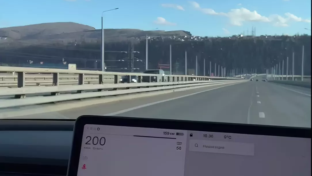 В Красноярске водитель разогнался на Tesla до 200 км/ч и показал видео