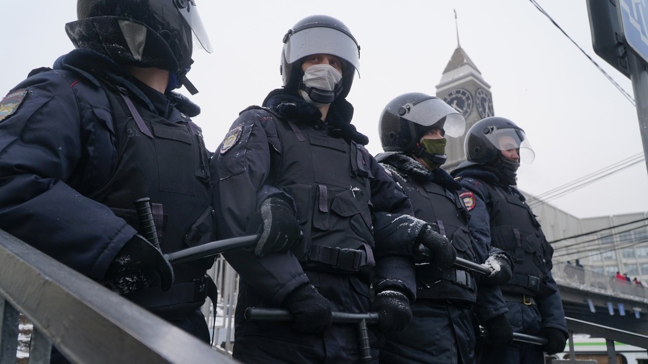 Полицейские задержали красноярца за надпись на асфальте в день рождения Навального