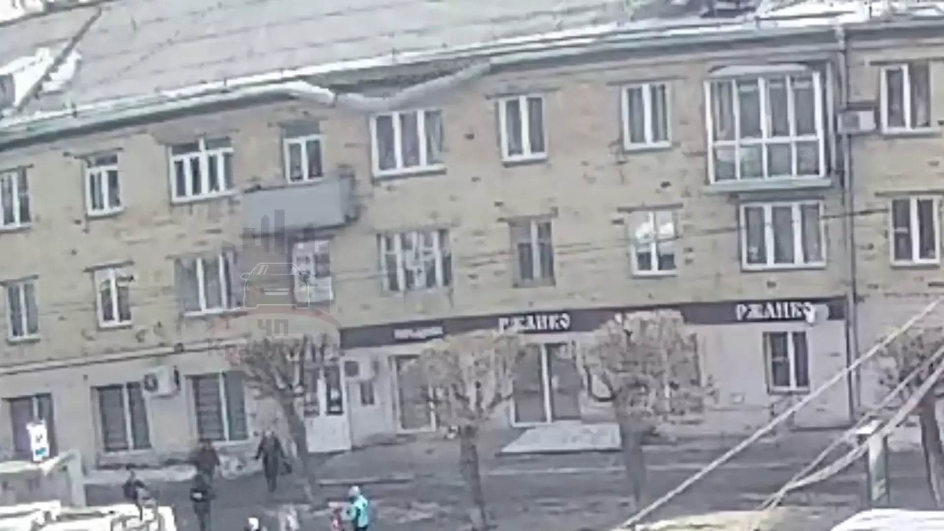 В Красноярске с крыши рухнула глыба льда и чуть не убила прохожих