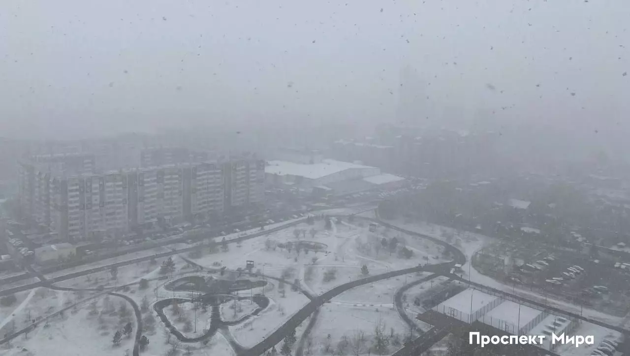 В сети публикуют фотографии первого осеннего снегопада в Красноярске