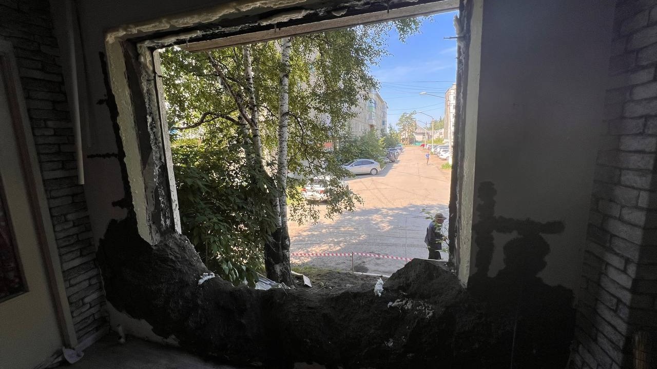 В Лесосибирске УК отказывается восстанавливать снесенную автомобилем стену квартиры