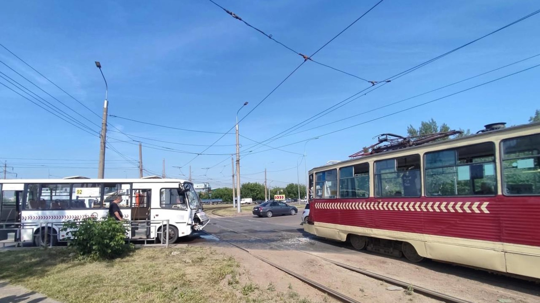 В Красноярске автобус влетел в трамвай