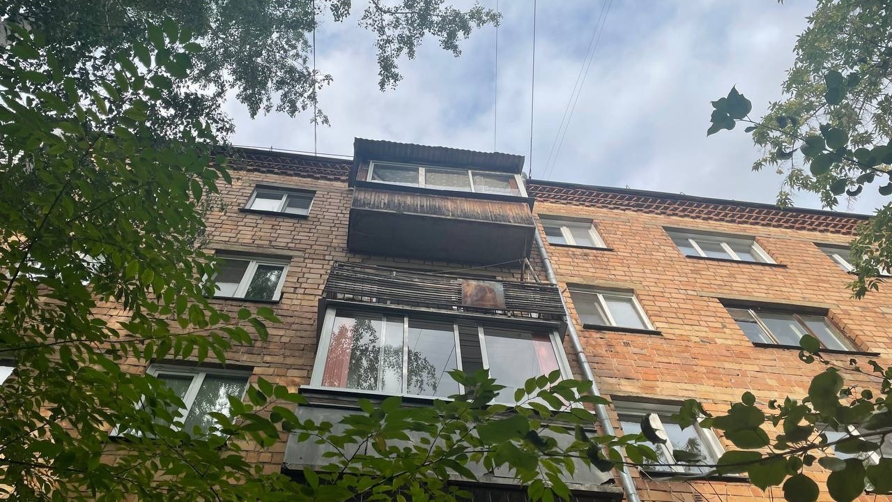 В Красноярске 6-летняя девочка была дома одна и выпала из окна