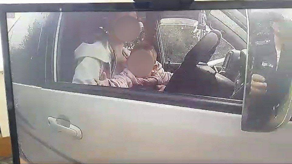 В Красноярском крае пьяную маму с ребенком на руках поймали за рулем авто