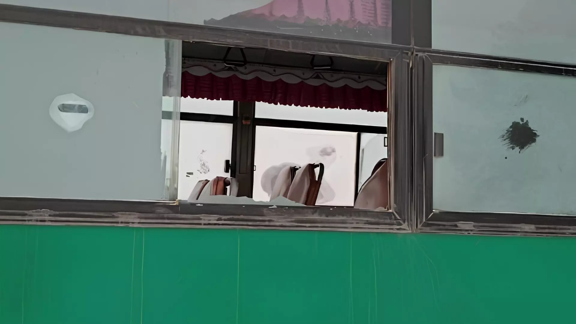 Житель Красноярского края выбил стекло в автобусе в утренний час пик