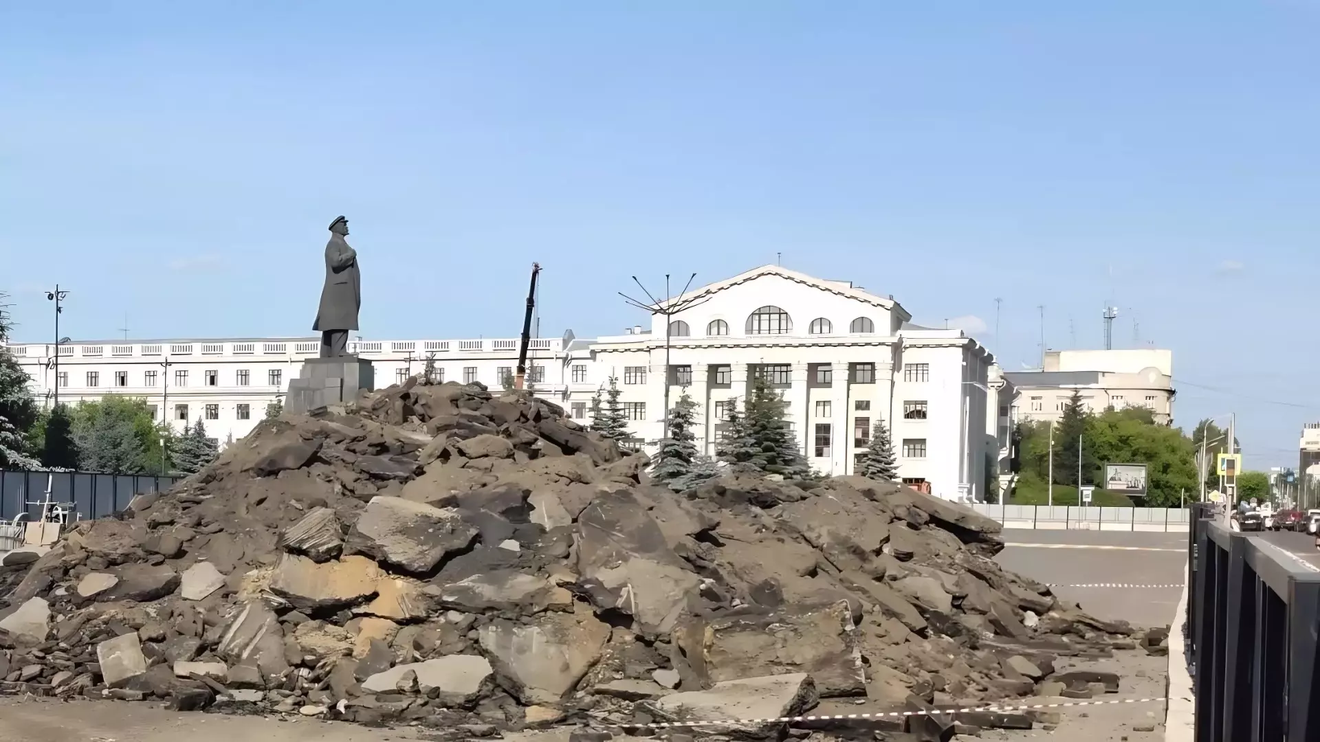 На площади Революции разрешили строить метро, несмотря на исторические находки